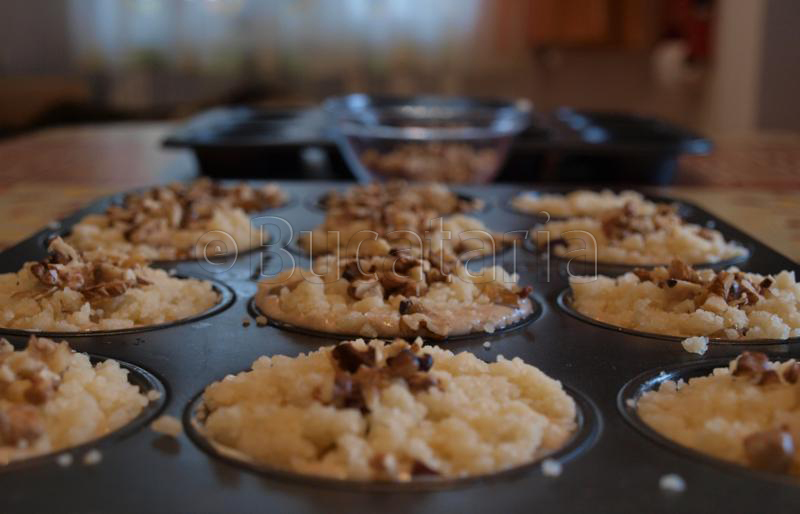 Muffins cu prune si crumble cu nuci - peste prune se aseaza crumble-ul cu nuci
